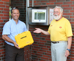 TuS-Vorsitzender Manfred Hahnen und AED-Ausbilder Hans-Jörg Karow (DLRG)